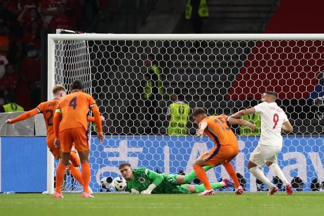 06 07 2024, xtgx, Football EM 2024 1 4 Final, Netherlands Turkey emspor, v l Bart Verbruggen Netherlands Micky van de Ven Netherlands Cenk Tosun Turkey Turkey duel, action, action, battle for the ball UEFA REGULATIONS PROHIBIT ANY USE OF PHOTOGRAPHS as IMAGE SEQUENCES and or QUASI VIDEO Berlin