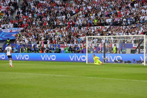 England v Switzerland UEFA EURO, EM, Europameisterschaft,Fussball 2024 Jude Bellingham of England scores his spot kick during the penalty shoot out at the end of the UEFA Euro 2024 match at Merkur Spiel-Arena, Düsseldorf UK Newspapers OUT Copyright: xPaulxChestertonx FIL-20329-0385