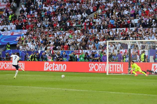 England v Switzerland UEFA EURO, EM, Europameisterschaft,Fussball 2024 Bukayo Saka of England scores his spot kick during the penalty shoot out at the end of the UEFA Euro 2024 match at Merkur Spiel-Arena, Düsseldorf UK Newspapers OUT Copyright: xPaulxChestertonx FIL-20329-0387