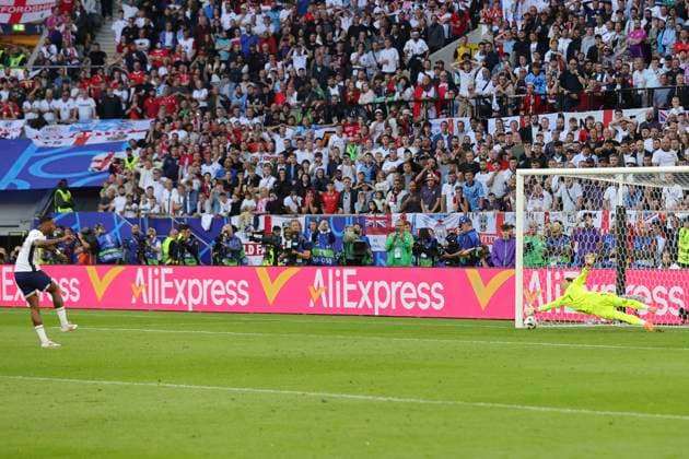 England v Switzerland UEFA EURO, EM, Europameisterschaft,Fussball 2024 Ivan Toney of England scores his spot kick during the penalty shoot out at the end of the UEFA Euro 2024 match at Merkur Spiel-Arena, Düsseldorf UK Newspapers OUT Copyright: xPaulxChestertonx FIL-20329-0391