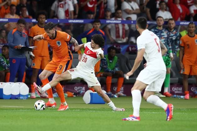 06 07 2024, xtgx, Football EM 2024 1 4 Final, Netherlands Turkey emspor, v l Wout Weghorst Netherlands Ferdi Erenay Kadioglu Turkey Turkey duel, action, action, battle for the ball UEFA REGULATIONS PROHIBIT ANY USE OF PHOTOGRAPHS as IMAGE SEQUENCES and or QUASI VIDEO Berlin