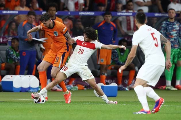06 07 2024, xtgx, Football EM 2024 1 4 Final, Netherlands Turkey emspor, v l Wout Weghorst Netherlands Ferdi Erenay Kadioglu Turkey Turkey duel, action, action, battle for the ball UEFA REGULATIONS PROHIBIT ANY USE OF PHOTOGRAPHS as IMAGE SEQUENCES and or QUASI VIDEO Berlin