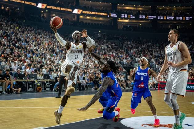 Sport Themen der Woche KW27 Sport Bilder des Tages Basketball Köln 06.07.2024 Vorbereitung Auf Olympia Paris 2024 Testspiel DBB Länderspiel Deutschland (GER) - Frankreich (FRA) Dennis Schröder Schroeder (Deutschland, No.17) Schröder Schroder Mathias Lessort (Frankreich, No.26) *** Basketball Cologne 06 07 2024 Preparation for Olympia Paris 2024 Test match DBB international match Germany GER France FRA Dennis Schröder Schroeder Germany, No 17 Schröder Schroder Mathias Lessort France, No 26