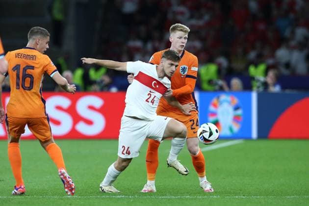 06 07 2024, xtgx, Football EM 2024 1 4 Final, Netherlands Turkey emspor, v l Jerdy Schouten Netherlands Semih Kilicsoy Turkey Turkey Jerdy Schouten Netherlands duel, action, action, battle for the ball UEFA REGULATIONS PROHIBIT ANY USE OF PHOTOGRAPHS as IMAGE SEQUENCES and or QUASI VIDEO Berlin