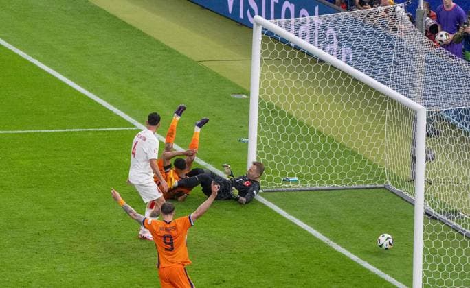 Football, Men, Season 2023 24, UEFA Euro EM 2024, Quarterfinals in Berlin, Netherlands Turkey, Cody Gakpo 2 v r , Netherlands scores the goal to 2 1 against Towart Mert Günok Cakir Turkey , 06 07 2024, Copyright: xMatthiasxKochx