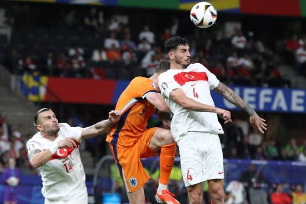 06 07 2024, xtgx, Football EM 2024 1 4 Final, Netherlands Turkey emspor, v l Abdulkerim Bardakci Turkey Turkey Wout Weghorst Netherlands Samet Akaydin Turkey Turkey Turkey duel, action, action, battle for the ball UEFA REGULATIONS PROHIBIT ANY USE OF PHOTOGRAPHS as IMAGE SEQUENCES and or QUASI VIDEO Berlin