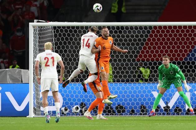 06 07 2024, xtgx, Football EM 2024 1 4 Final, Netherlands Turkey emspor, v l Abdulkerim Bardakci Turkey Turkey Stefan de Vrij Netherlands duel, action, action, battle for the ball UEFA REGULATIONS PROHIBIT ANY USE OF PHOTOGRAPHS as IMAGE SEQUENCES and or QUASI VIDEO Berlin