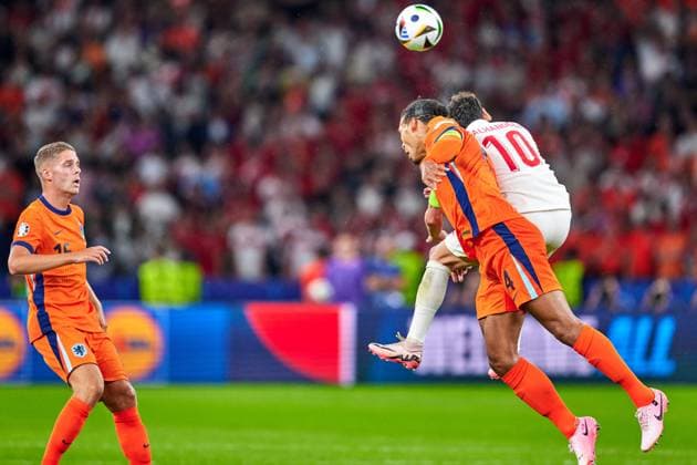Virgil van Dijk Netherlands, 04 , Hakan Calhanoglu Turkey, 10 , header, GER, UEFA Euro 2024, mens football, UEFA European Championship 2024, quarter-finals, quarter-finals, Netherlands vs Turkey, Netherlands vs Tuerkiye, 06 07 2024 GER, UEFA Euro 2024, mens football, UEFA European Championship 2024, quarter-finals, quarter-finals, Netherlands vs Turkey, Netherlands vs Tuerkiye, 06 07 2024 Berlin Copyright: xEibner-Pressefotox xClaudiusxRauchx EP_CRH