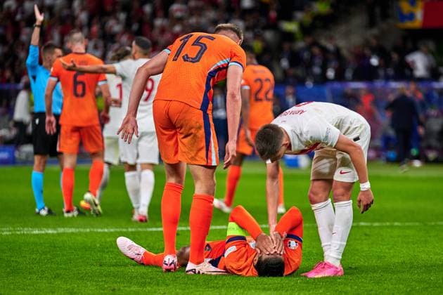 Virgil van Dijk Netherlands, 04 , on the ground, GER, UEFA Euro 2024, mens football, UEFA EURO 2024, quarter finals, quarter finals, Netherlands vs Turkey, Netherlands vs Tuerkiye, 06 07 2024 GER, UEFA Euro 2024, mens football, UEFA EURO 2024, quarter finals, quarter finals, Netherlands vs Turkey, Netherlands vs Tuerkiye, 06 07 2024 Berlin Copyright: xEibner-Pressefotox xClaudiusxRauchx EP_CRH