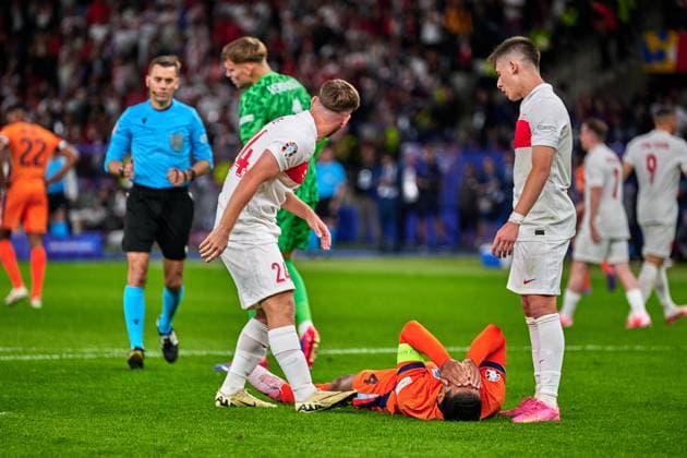 Virgil van Dijk Netherlands, 04 , on the ground, GER, UEFA Euro 2024, mens football, UEFA EURO 2024, quarter finals, quarter finals, Netherlands vs Turkey, Netherlands vs Tuerkiye, 06 07 2024 GER, UEFA Euro 2024, mens football, UEFA EURO 2024, quarter finals, quarter finals, Netherlands vs Turkey, Netherlands vs Tuerkiye, 06 07 2024 Berlin Copyright: xEibner-Pressefotox xClaudiusxRauchx EP_CRH