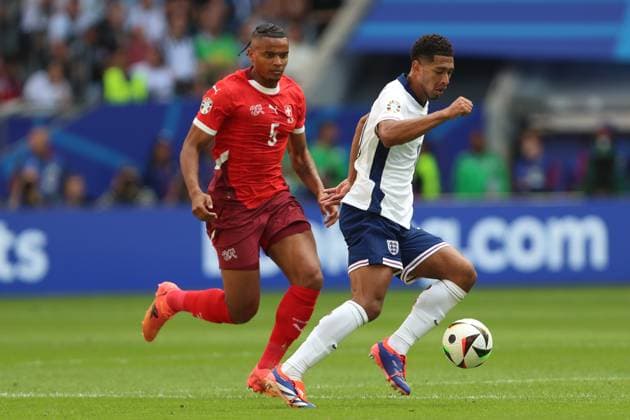 Manuel Akanji Switzerland and Jude Bellingham England battle for the ball, UEFA EURO 2024 Quarter final, England vs Switzerland, Arena Dusseldorf on July 06, 2024 in Dusseldorf, Germany Photo by Oliver Kaelke DeFodi Images Manuel Akanji Switzerland and Jude Bellingham England battle for the ball, UEFA EURO 2024 Quarter final, England vs Switzerland, Arena Dusseldorf on July 6, 2024 in Dusseldorf, Germany Photo by Oliver Kaelke DeFodi Images Defodi 678 2024 07 06 OK ENGSUI 0765 Defodi-678