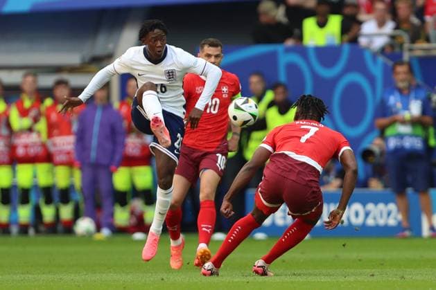 Kobbie Mainoo England and Breel Embolo Switzerland in a duel, UEFA EURO 2024 Quarter final, England vs Switzerland, Arena Dusseldorf on July 06, 2024 in Dusseldorf, Germany Photo by Oliver Kaelke DeFodi Images Kobbie Mainoo England and Breel Embolo Switzerland battle for the ball, UEFA EURO 2024 Quarter final, England vs Switzerland, Arena Dusseldorf on July 6, 2024 in Dusseldorf, Germany Photo by Oliver Kaelke DeFodi Images Defodi 678 2024 07 06 OK ENGSUI 0995 Defodi-678