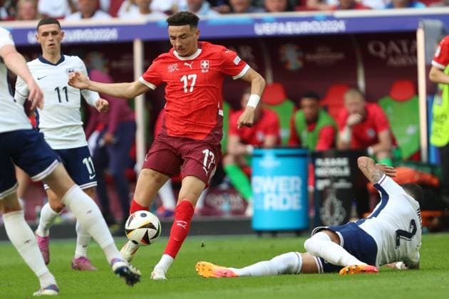 Ruben Vargas Switzerland and Kyle Walker England battle for the ball, UEFA EURO 2024 Quarter final, England vs Switzerland, Arena Dusseldorf on July 06, 2024 in Dusseldorf, Germany Photo by Oliver Kaelke DeFodi Images Ruben Vargas Switzerland and Kyle Walker England battle for the ball, UEFA EURO 2024 Quarter final, England vs Switzerland, Arena Dusseldorf on July 6, 2024 in Dusseldorf, Germany Photo by Oliver Kaelke DeFodi Images Defodi 678 2024 07 06 OK ENGSUI 1199 Defodi-678