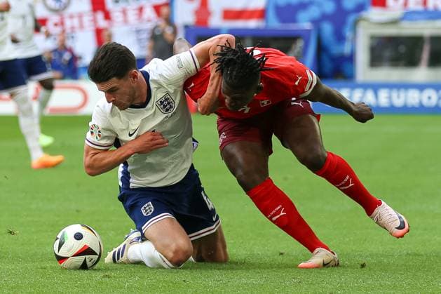 Declan Rice (England) und Breel Embolo (Switzerland) im Zweikampf, UEFA EURO, EM, Europameisterschaft,Fussball 2024 - Quarter-final, England vs Switzerland, Arena Düsseldorf am 06. July 2024 in Düsseldorf, Deutschland. (Foto von Oliver Kaelke DeFodi Images) Declan Rice (England) und Breel Embolo (Switzerland) battle for the ball, UEFA EURO 2024 - Quarter-final, England vs Switzerland, Arena Dusseldorf on July 6, 2024 in Dusseldorf, Germany. (Photo by Oliver Kaelke DeFodi Images) Defodi-678_2024_07_06_OK_ENGSUI_1658 Defodi-678