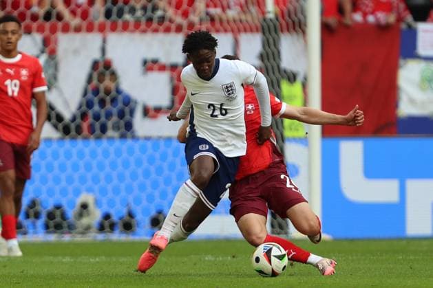 Kobbie Mainoo (England) und Fabian Rieder (Switzerland) im Zweikampf, UEFA EURO, EM, Europameisterschaft,Fussball 2024 - Quarter-final, England vs Switzerland, Arena Düsseldorf am 06. July 2024 in Düsseldorf, Deutschland. (Foto von Oliver Kaelke DeFodi Images) Kobbie Mainoo (England) und Fabian Rieder (Switzerland) battle for the ball, UEFA EURO 2024 - Quarter-final, England vs Switzerland, Arena Dusseldorf on July 6, 2024 in Dusseldorf, Germany. (Photo by Oliver Kaelke DeFodi Images) Defodi-678_2024_07_06_OK_ENGSUI_1933 Defodi-678
