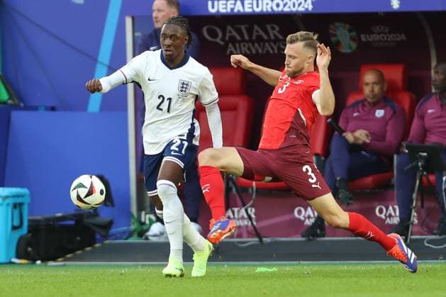 Eberechi Eze England and Silvan Widmer Switzerland in a duel, UEFA EURO 2024 Quarter final, England vs Switzerland, Arena Dusseldorf on July 06 2024 in Dusseldorf, Germany Photo by Oliver Kaelke DeFodi Images Eberechi Eze England and Silvan Widmer Switzerland battle for the ball, UEFA EURO 2024 Quarter final, England vs Switzerland, Arena Dusseldorf on July 6, 2024 in Dusseldorf, Germany Photo by Oliver Kaelke DeFodi Images Defodi 678 2024 07 06 OK ENGSUI 3075 Defodi-678