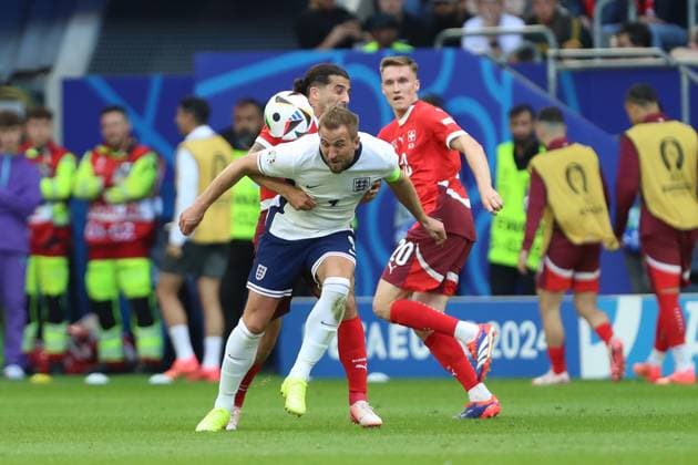 Harry Kane England and Ricardo Rodriguez Switzerland in a duel, UEFA EURO 2024 Quarter final, England vs Switzerland, Arena Dusseldorf on July 06, 2024 in Dusseldorf, Germany Photo by Oliver Kaelke DeFodi Images Harry Kane England and Ricardo Rodriguez Switzerland battle for the ball, UEFA EURO 2024 Quarter final, England vs Switzerland, Arena Dusseldorf on July 6, 2024 in Dusseldorf, Germany Photo by Oliver Kaelke DeFodi Images Defodi 678 2024 07 06 OK ENGSUI 1557 Defodi-678