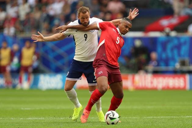 Harry Kane England and Manuel Akanji Switzerland in duel, UEFA EURO 2024 Quarter final, England vs Switzerland, Arena Dusseldorf on July 06 2024 in Dusseldorf, Germany Photo by Oliver Kaelke DeFodi Images Harry Kane England and Manuel Akanji Switzerland battle for the ball, UEFA EURO 2024 Quarter final, England vs Switzerland, Arena Dusseldorf on July 6, 2024 in Dusseldorf, Germany Photo by Oliver Kaelke DeFodi Images Defodi 678 2024 07 06 OK ENGSUI 1847 Defodi-678