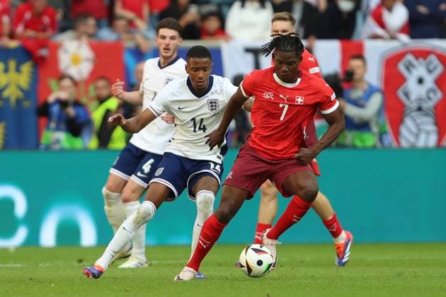 Ezri Konsa England and Breel Embolo Switzerland in a duel, UEFA EURO 2024 Quarter final, England vs Switzerland, Arena Dusseldorf on July 06, 2024 in Dusseldorf, Germany Photo by Oliver Kaelke DeFodi Images Ezri Konsa England and Breel Embolo Switzerland battle for the ball, UEFA EURO 2024 Quarter final, England vs Switzerland, Arena Dusseldorf on July 6, 2024 in Dusseldorf, Germany Photo by Oliver Kaelke DeFodi Images Defodi 678 2024 07 06 OK ENGSUI 2089 Defodi-678