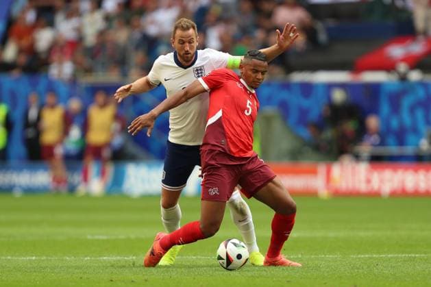 Harry Kane England and Manuel Akanji Switzerland in duel, UEFA EURO 2024 Quarter final, England vs Switzerland, Arena Dusseldorf on July 06 2024 in Dusseldorf, Germany Photo by Oliver Kaelke DeFodi Images Harry Kane England and Manuel Akanji Switzerland battle for the ball, UEFA EURO 2024 Quarter final, England vs Switzerland, Arena Dusseldorf on July 6, 2024 in Dusseldorf, Germany Photo by Oliver Kaelke DeFodi Images Defodi 678 2024 07 06 OK ENGSUI 1845 Defodi-678