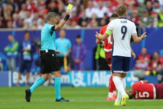 Harry Kane England gets the yellow card, UEFA EURO 2024 Quarter final, England vs Switzerland, Arena Dusseldorf on July 06 2024 in Dusseldorf, Germany Photo by Oliver Kaelke DeFodi Images Harry Kane England gets the yellow card, UEFA EURO 2024 Quarter final, England vs Switzerland, Arena Dusseldorf on July 6, 2024 in Dusseldorf, Germany Photo by Oliver Kaelke DeFodi Images Defodi 678 2024 07 06 OK ENGSUI 2052 Defodi-678