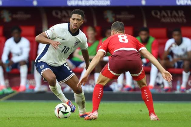 Jude Bellingham England and Remo Freuler Switzerland in a duel, UEFA EURO 2024 Quarter final, England vs Switzerland, Arena Dusseldorf on July 06, 2024 in Dusseldorf, Germany Photo by Oliver Kaelke DeFodi Images Jude Bellingham England and Remo Freuler Switzerland battle for the ball, UEFA EURO 2024 Quarter final, England vs Switzerland, Arena Dusseldorf on July 6, 2024 in Dusseldorf, Germany Photo by Oliver Kaelke DeFodi Images Defodi 678 2024 07 06 OK ENGSUI 2293 Defodi-678