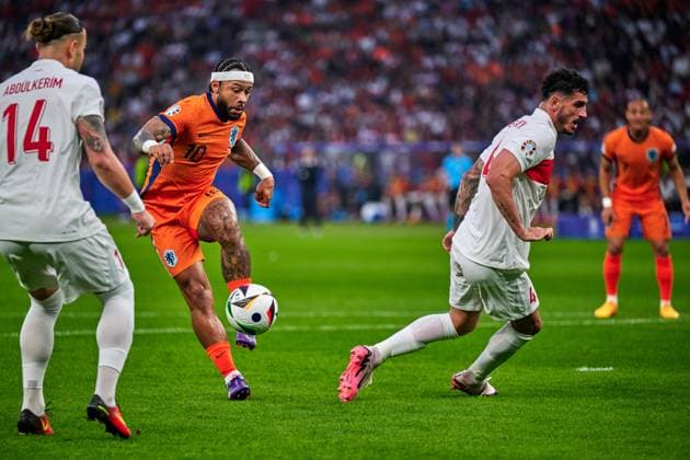 Abduelkerim Bardakci Turkey, 14 , Memphis Depay Netherlands, 10 , Samet Akaydin Turkey, 04 , GER, UEFA Euro 2024, Football Men, UEFA EURO 2024, Quarter finals, Quarter finals, Netherlands vs Turkey, Netherlands vs Tuerkiye, 06 07 2024 GER, UEFA Euro 2024, Football Men, UEFA EURO 2024, Quarter finals, Quarter finals, Netherlands vs Turkey, Netherlands vs Tuerkiye, 06 07 2024 Berlin Copyright: xEibner-Pressefotox xClaudiusxRauchx EP_CRH