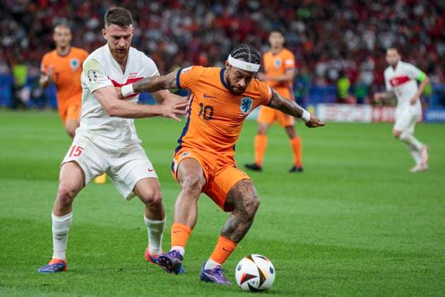 UEFA EURO 2024 Netherlands Turkey 06 07 2024 Salih Özcan Turkey, 15 in duel with Memphis Depay Netherlands, 10 UEFA EURO 2024 quarter-final Netherlands Turkey Olympiastadion Berlin, Berlin on 06 07 2024 Copyright: xBEAUTIFULxSPORTS Meuselx