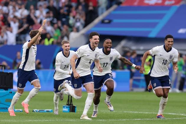 Dusseldorf, Germany, 6th July 2024. John Stones, Declan Rice, Ivan Toney, Cole Palmer and Jude Bellingham of England celebrate as Trent Alexander-Arnold scores the decisive penalty in the shoot out during the UEFA European Championships quarter final match at Dusseldorf Arena, Dusseldorf. Picture credit should read: Jonathan Moscrop Sportimage EDITORIAL USE ONLY. No use with unauthorised audio, video, data, fixture lists, club league logos or live services. Online in-match use limited to 120 images, no video emulation. No use in betting, games or single club league player publications. SPI-3220-0035