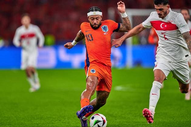 Memphis Depay Netherlands, 10 , Samet Akaydin Turkey, 04 , GER, UEFA Euro 2024, mens football, UEFA EURO 2024, quarter-finals, quarter-finals, Netherlands vs Turkey, Netherlands vs Tuerkiye, 06 07 2024 GER, UEFA Euro 2024, mens football, UEFA EURO 2024, quarter-finals, quarter-finals, Netherlands vs Turkey, Netherlands vs Tuerkiye, 06 07 2024 Berlin Copyright: xEibner-Pressefotox xClaudiusxRauchx EP_CRH
