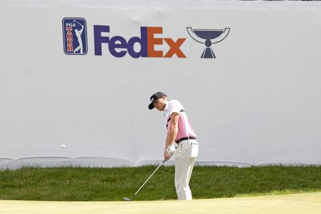 SILVIS, IL - JULY 06: Amateur golfer Luke Clanton chips in for a birdie on the 15th hole during the third round of the John Deere Classic on July 6,2024, at the TPC Deere Run in Silvis, Illinois. (Photo by Brian Spurlock Icon Sportswire) GOLF: JUL 06 PGA, Golf Herren John Deere Classic EDITORIAL USE ONLY Icon24070625
