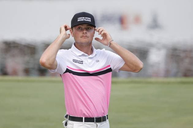 SILVIS, IL - JULY 06: Amateur golfer Luke Clanton makes a birdie putt on the 18th hole during the third round of the John Deere Classic on July 6,2024, at the TPC Deere Run in Silvis, Illinois. (Photo by Brian Spurlock Icon Sportswire) GOLF: JUL 06 PGA, Golf Herren John Deere Classic EDITORIAL USE ONLY Icon24070637