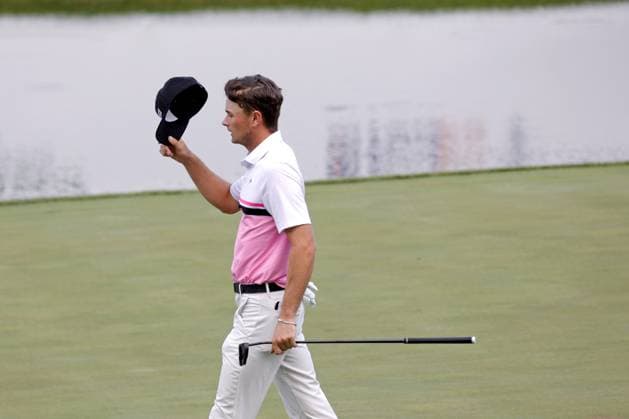 SILVIS, IL - JULY 06: Amateur golfer Luke Clanton reacts to making a birdie putt on the 18th hole during the third round of the John Deere Classic on July 6,2024, at the TPC Deere Run in Silvis, Illinois. (Photo by Brian Spurlock Icon Sportswire) GOLF: JUL 06 PGA, Golf Herren John Deere Classic EDITORIAL USE ONLY Icon24070640