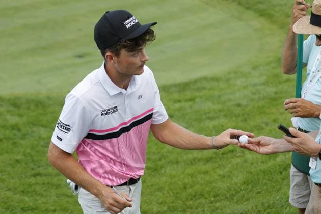 SILVIS, IL - JULY 06: Amateur golfer Luke Clanton signs autographs during the third round of the John Deere Classic on July 6,2024, at the TPC Deere Run in Silvis, Illinois. (Photo by Brian Spurlock Icon Sportswire) GOLF: JUL 06 PGA, Golf Herren John Deere Classic EDITORIAL USE ONLY Icon24070641