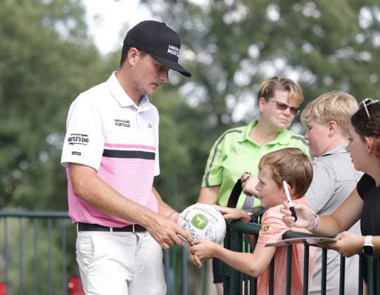 SILVIS, IL - JULY 06: Amateur golfer Luke Clanton signs autographs during the third round of the John Deere Classic on July 6,2024, at the TPC Deere Run in Silvis, Illinois. (Photo by Brian Spurlock Icon Sportswire) GOLF: JUL 06 PGA, Golf Herren John Deere Classic EDITORIAL USE ONLY Icon24070642