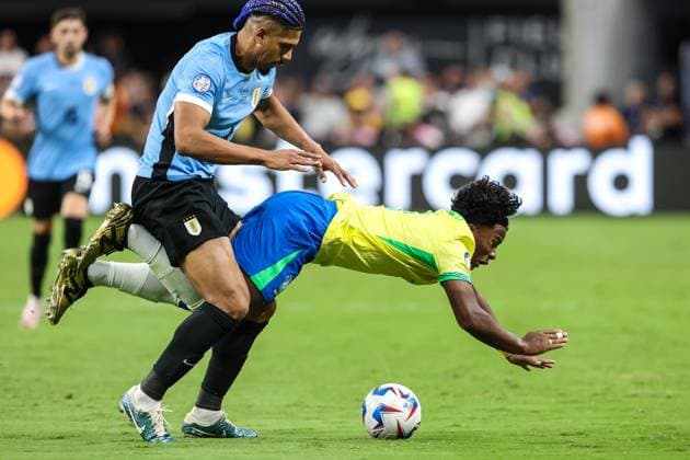 July 06, 2024: Uruguay defender Ronald AraoÂºjo (4) collides with Brazil forward Endrick (9) during the CONMEBOL Copa America Quarterfinals match at Allegiant Stadium between Uruguay and Brazil on July 06, 2024 in Las Vegas, NV. CSM. Las Vegas United States of America - ZUMAc04_ 20240706_zma_c04_084 Copyright: xChristopherxTrimx
