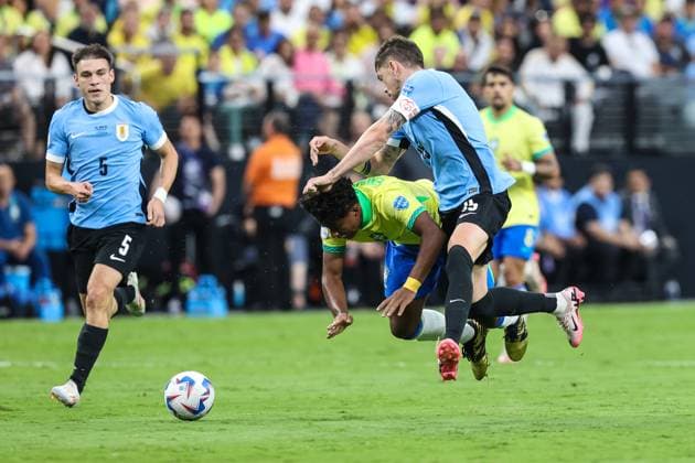 July 06, 2024: Uruguay midfielder Federico Valverde (15) collides with Brazil forward Endrick (9) during the CONMEBOL Copa America Quarterfinals match at Allegiant Stadium between Uruguay and Brazil on July 06, 2024 in Las Vegas, NV. CSM. Las Vegas United States of America - ZUMAc04_ 20240706_zma_c04_088 Copyright: xChristopherxTrimx