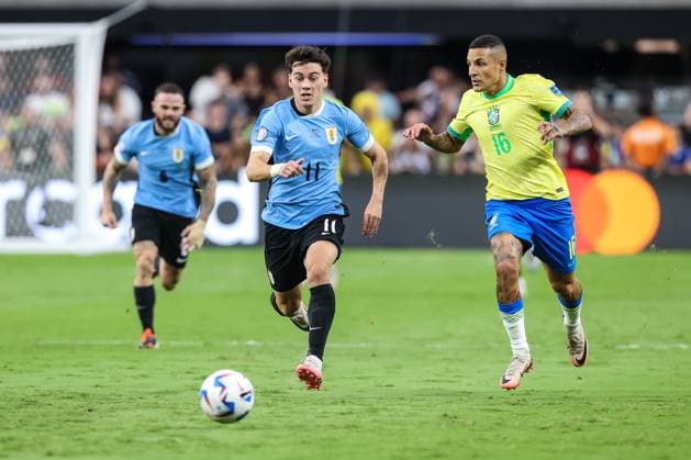 SOCCER 2024: Copa America Quarterfinals Uruguay vs Brazil JUL 06 July 06, 2024: Uruguay midfielder Facundo Pellistri (11) and Brazil defender Guilherme Arana (16) run towards the ball during the CONMEBOL Copa America Quarterfinals match at Allegiant Stadium between Uruguay and Brazil on July 06, 2024 in Las Vegas, NV. Christopher Trim CSM. (Credit Image: Â Christopher Trim Cal Media) Las Vegas Nevada United States of America EDITORIAL USE ONLY Copyright: xx ZUMA-20240706_zma_c04_092.jpg ChristopherxTrimx csmphotothree268628