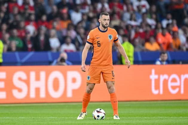 06 07 2024, Berlin, Germany, Olympic Stadium, Netherlands vs Turkey UEFA EURO 2024 Quarter final, Stefan De Vrij Netherlands in action, on the ball, single action Photo H Langer Berlin Olympic Stadium Berlin Germany 541_NEDTRK20240706_265 Langer-541
