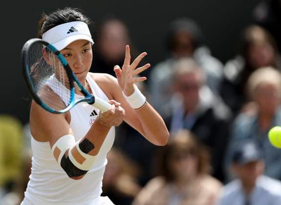 (240707) -- LONDON, July 7, 2024 -- Wang Xinyu hits a return during the women s singles third round match between Wang Xinyu of China and Harriet Dart of Great Britain at Wimbledon tennis Championship in London, Britain on July 6, 2024. ) (SP)BRITAIN-LONDON-TENNIS-WIMBLEDON HanxYan 