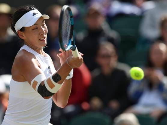 (240707) -- LONDON, July 7, 2024 -- Wang Xinyu hits a return during the women s singles third round match between Wang Xinyu of China and Harriet Dart of Great Britain at Wimbledon tennis Championship in London, Britain on July 6, 2024. ) (SP)BRITAIN-LONDON-TENNIS-WIMBLEDON HanxYan 