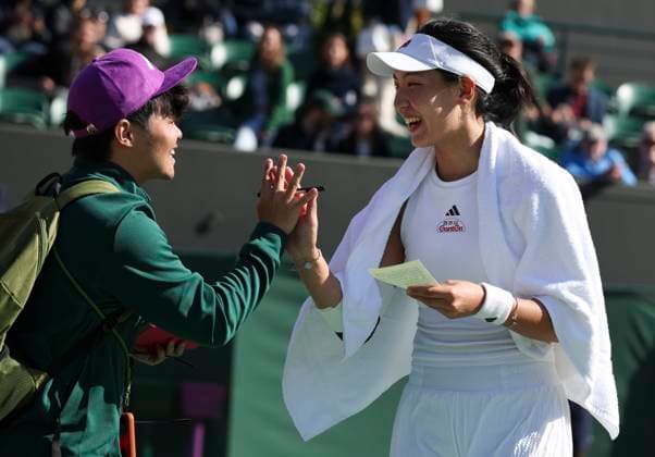 (240707) -- LONDON, July 7, 2024 -- Wang Xinyu celebrates with her supporter after the women s singles third round match between Wang Xinyu of China and Harriet Dart of Great Britain at Wimbledon tennis Championship in London, Britain on July 6, 2024. ) (SP)BRITAIN-LONDON-TENNIS-WIMBLEDON HanxYan 