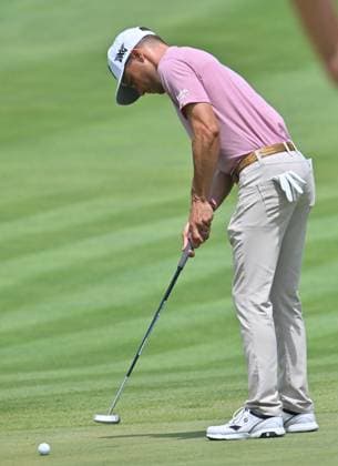 SILVIS, IL - JULY 06: Golfer Eric Cole putts on the 1 green during the third round of the John Deere Golf PGA, Golf Herren Classic on July 06, 2024, at TPC Deere Run in Silvis IL. (Photo by Keith Gillett Icon Sportswire) GOLF: JUL 06 PGA John Deere Classic EDITORIAL USE ONLY Icon240706100