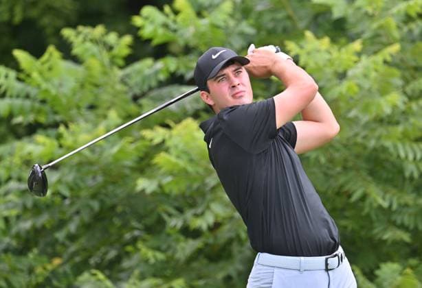 SILVIS, IL - JULY 06: Golfer Davis Thompson tees off on the 2 hole during the third round of the John Deere Golf PGA, Golf Herren Classic on July 06, 2024, at TPC Deere Run in Silvis IL. (Photo by Keith Gillett Icon Sportswire) GOLF: JUL 06 PGA John Deere Classic EDITORIAL USE ONLY Icon240706102