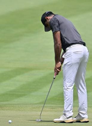 SILVIS, IL - JULY 06: Golfer Aaron Rai putts on the 1 green during the third round of the John Deere Golf PGA, Golf Herren Classic on July 06, 2024, at TPC Deere Run in Silvis IL. (Photo by Keith Gillett Icon Sportswire) GOLF: JUL 06 PGA John Deere Classic EDITORIAL USE ONLY Icon240706108