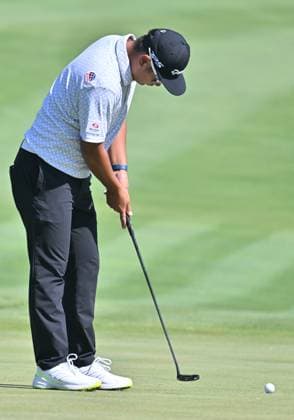 SILVIS, IL - JULY 06: Golfer Ryo Hisatsune putts on the 1 green during the third round of the John Deere Golf PGA, Golf Herren Classic on July 06, 2024, at TPC Deere Run in Silvis IL. (Photo by Keith Gillett Icon Sportswire) GOLF: JUL 06 PGA John Deere Classic EDITORIAL USE ONLY Icon24070633