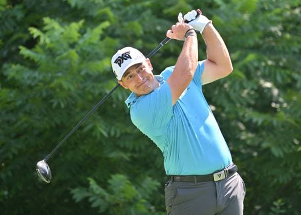 SILVIS, IL - JULY 06: Golfer Justin Lower tees off on the 2 hole during the third round of the John Deere Golf PGA, Golf Herren Classic on July 06, 2024, at TPC Deere Run in Silvis IL. (Photo by Keith Gillett Icon Sportswire) GOLF: JUL 06 PGA John Deere Classic EDITORIAL USE ONLY Icon24070636
