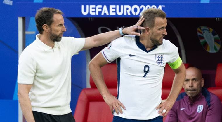 (240707) -- DUSSELDORF, July 7, 2024 -- England s head coach Gareth Southgate (L) checks the injury on Harry Kane s head during the UEFA EURO, EM, Europameisterschaft,Fussball 2024 quarter-final match between England and Switzerland in Dusseldorf, Germany on July 6, 2024. ) (SP)GERMANY-DUSSELDORF-FOOTBALL-EURO 2024-QUARTER FINAL-ENGLAND VS SWITZERLAND XiaoxYijiu 