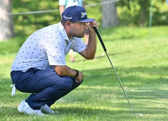 SILVIS, IL - JULY 06: Golfer j.J. Spain lines up his putt on the 1 green during the third round of the John Deere Golf PGA, Golf Herren Classic on July 06, 2024, at TPC Deere Run in Silvis IL. (Photo by Keith Gillett Icon Sportswire) GOLF: JUL 06 PGA John Deere Classic EDITORIAL USE ONLY Icon24070645