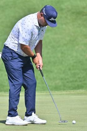 SILVIS, IL - JULY 06: Golfer j.J. Spain putts on the 1 green during the third round of the John Deere Golf PGA, Golf Herren Classic on July 06, 2024, at TPC Deere Run in Silvis IL. (Photo by Keith Gillett Icon Sportswire) GOLF: JUL 06 PGA John Deere Classic EDITORIAL USE ONLY Icon24070646